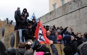 Έκαψαν τη γερμανική σημαία στο Σύνταγμα